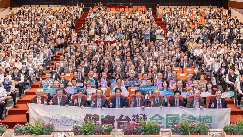 總統和出席人員合影