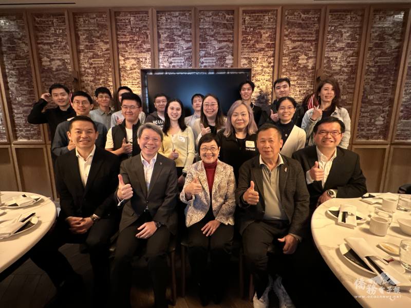 僑務委員會委員長徐佳青與大西雅圖地區青年團體代表合影