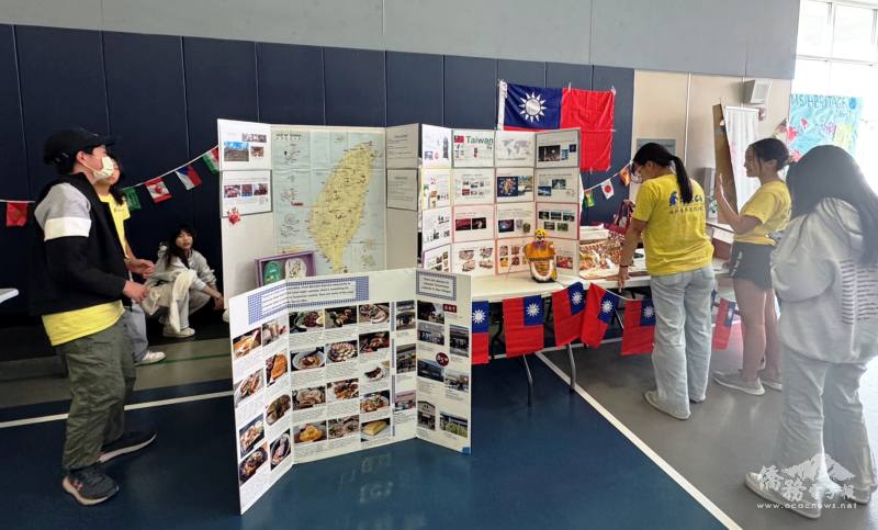 FASCA-SD members are setting up our cultural booth to showcase Taiwan.