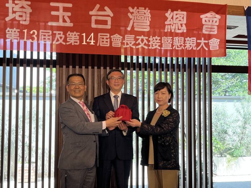 第13屆會長李炳東(左)交接印信予第14屆會長羅碧玲(右)，由駐日本代表處副代表周學佑(中)見證