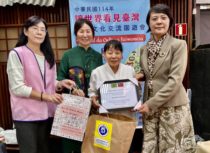 主辦單位致贈感謝狀和禮物給提供場地的Mayumi(右二)，表達對她熱心公益的謝意