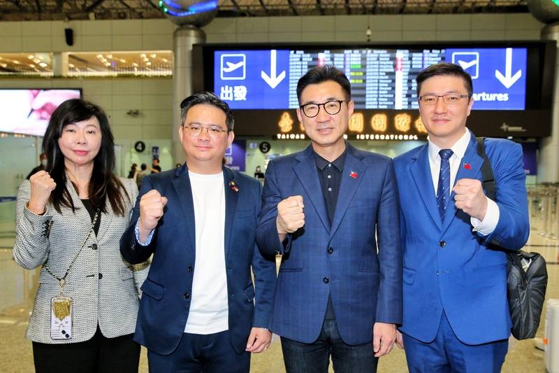 Deputy Legislative Speaker Johnny Chiang (2nd right) poses for a photo with KMT lawmakers Chang Chih-lun (right) and Huang Chien-hao (2nd left), as well as TPP Legislator Lin Yi-chun (left) at Taoyuan International Airport on Sunday night. CNA photo April