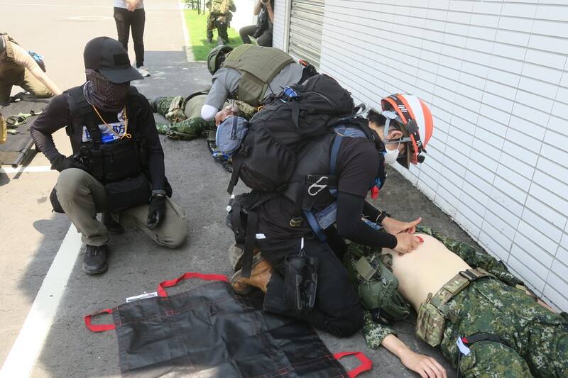 福和會2025民防聯訓27日演練戰傷救護等項目，模擬民防團隊對戰傷軍人進行戰傷救護並後送