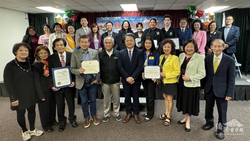 橙縣臺灣傳統週開幕式貴賓雲集，並致贈賀狀
