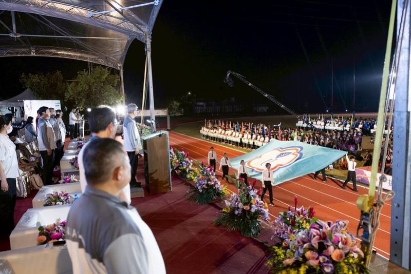 副總統與現場貴賓共同見證會旗進場及升起、運動員與裁判員代表宣誓