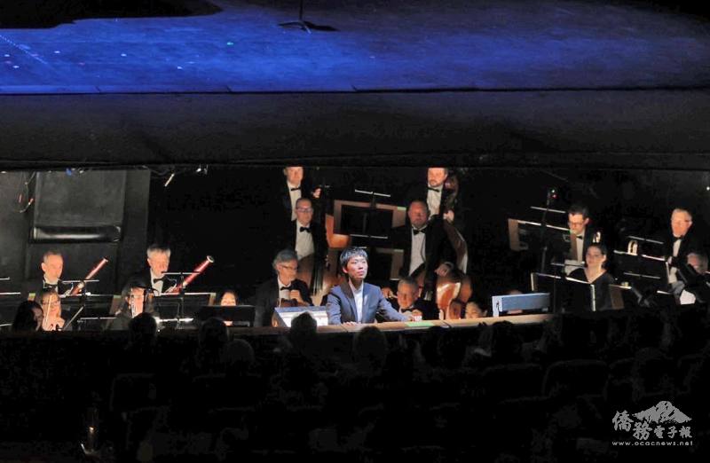 林奇緣向觀眾致意