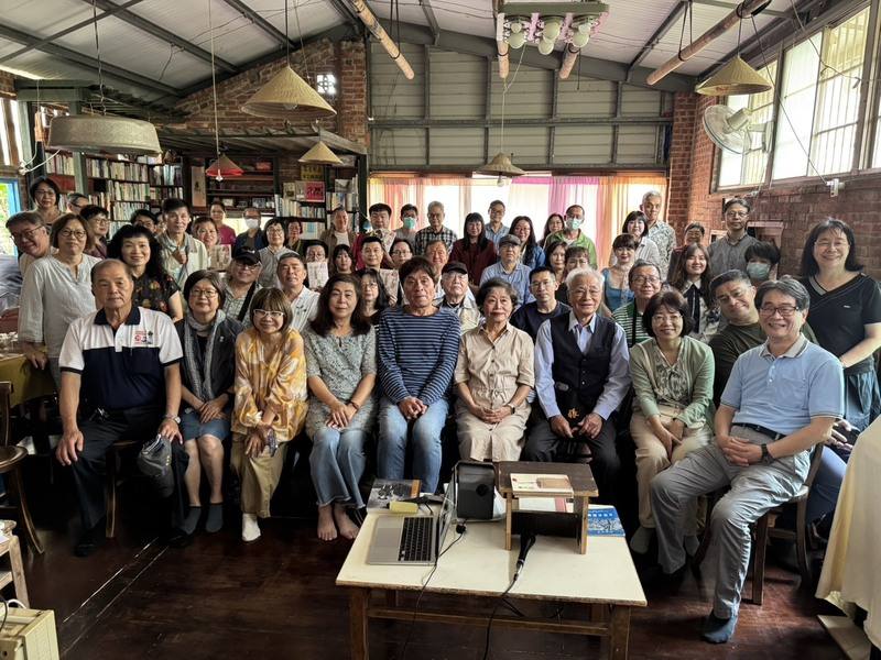 作家張典婉（前左3）27日回家鄉苗栗頭份舉辦「青春風正好」新書分享會，現場也邀請了提供故事或老照片的人士到場，吸引許多在地文化人士共襄盛舉