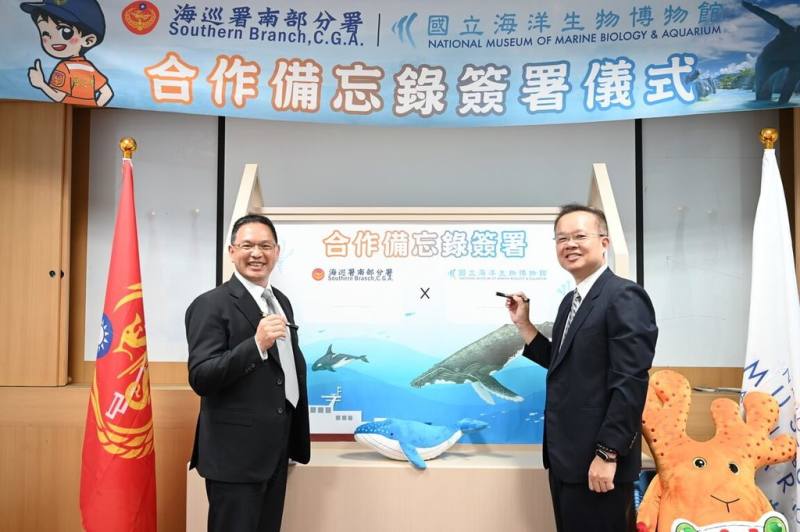 海巡署南部分署長鳳運昇（左）、國立海洋生物博物館長溫志宏（右）28日共同簽署合作備忘錄，盼強化跨機關合作效能，打造具行動力與教育力的海洋守護聯盟，提升海洋永續治理能量。（海巡署南部分署提供）