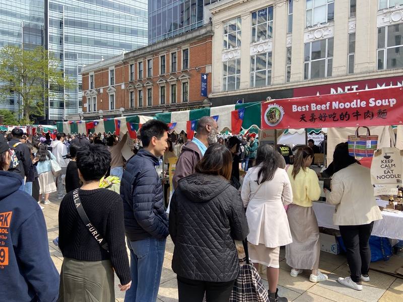 體驗台灣Experience Taiwan飲食文化節在倫敦舉行，現場有台灣經典小吃和各式各樣夜市特有的攤位，吸引大批民眾參加