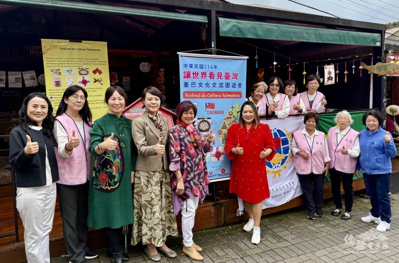 聖保羅國際傑人會和至善語言學校華欣志工組籌辦「讓世界看見臺灣」臺巴文化交流園遊會，貴賓和工作團隊合影