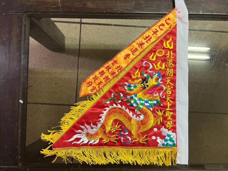 雲林縣政府攜手北港朝天宮推出限量電繡「乙巳年北港進香旗」，象徵延續百年香火與信仰傳統，並在「慢遊雲林」臉書舉辦抽獎活動。（雲林縣文觀處提供）