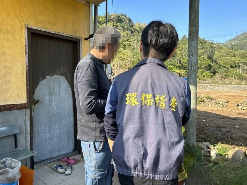 南投縣環保局接獲多起民眾檢舉果園施肥飄散臭味，建議施用熟化禽畜糞有機肥料以減少異味，使用未熟成的生禽畜糞導致臭味遭檢舉可開罰。圖為環保稽查人員向農民宣導相關規定。（南投縣環保局提供）