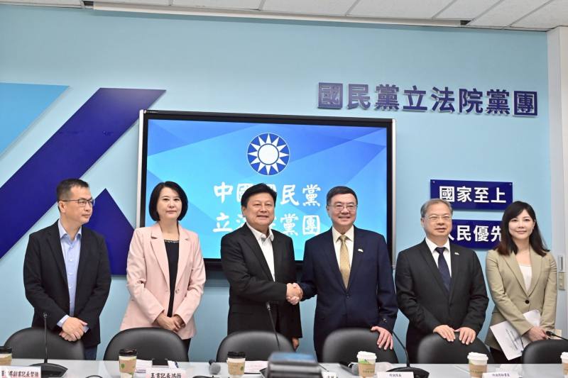 2025年4月28日行政院長卓榮泰拜會立法院國民黨團