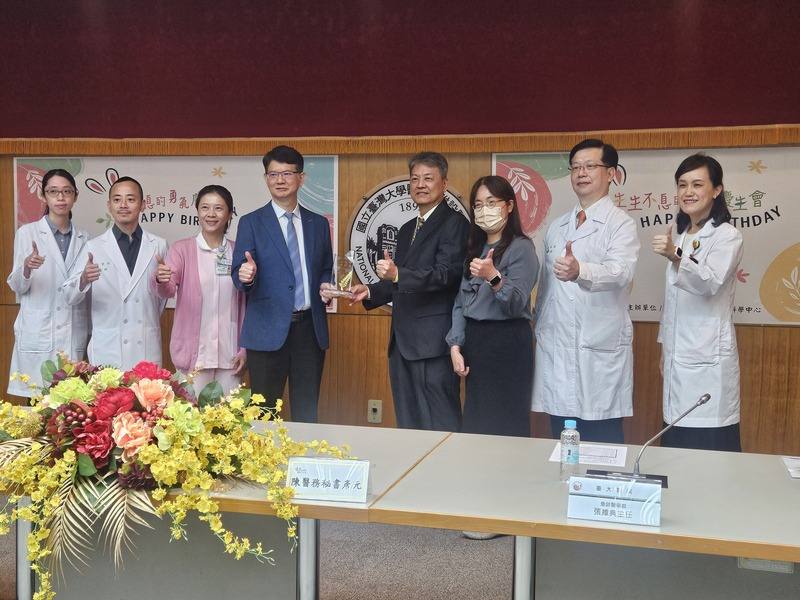 台大醫院復甦科學中心整合「生命之鏈」，對抗心跳停止症候群，將病患從生死邊緣拉回到人生跑道，病友代表致贈感謝狀給台北市衛生局長黃建華（左4）