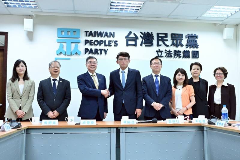 2025年4月28日行政院長卓榮泰拜會立法院民眾黨團