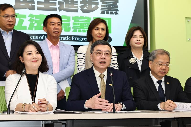 Premier Cho Jung-tai (front, center). CNA photo April 28, 2025