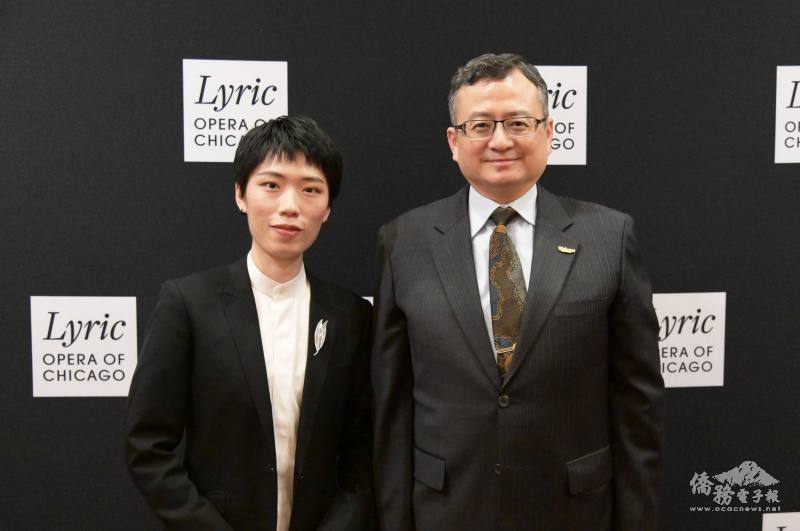 臺籍指揮家林奇緣(左)與駐芝加哥辦事處處長類延峰(右)合影
