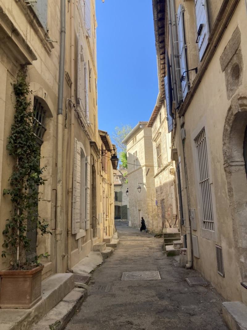 法國亞爾備受藝文觀光客喜愛，這裡的特色不是一般的大眾旅遊，而是文化旅遊，因為亞爾腹地不大，但藝廊密度卻很高，適合散步探索