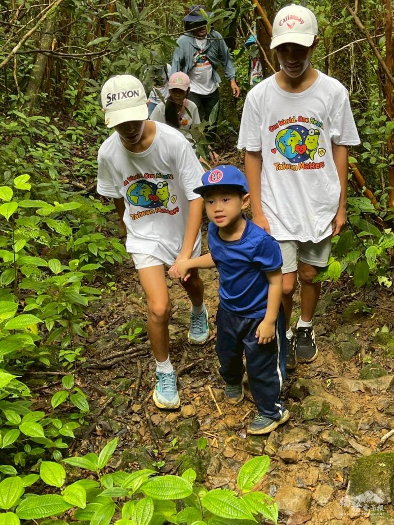 大家身穿以「One World. One Health. Taiwan Matters」為設計的T-shirt