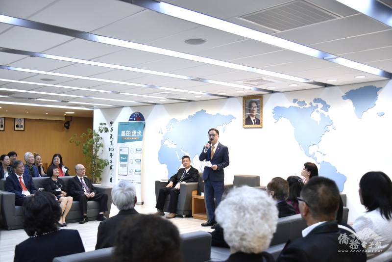 阮昭雄與團員交流