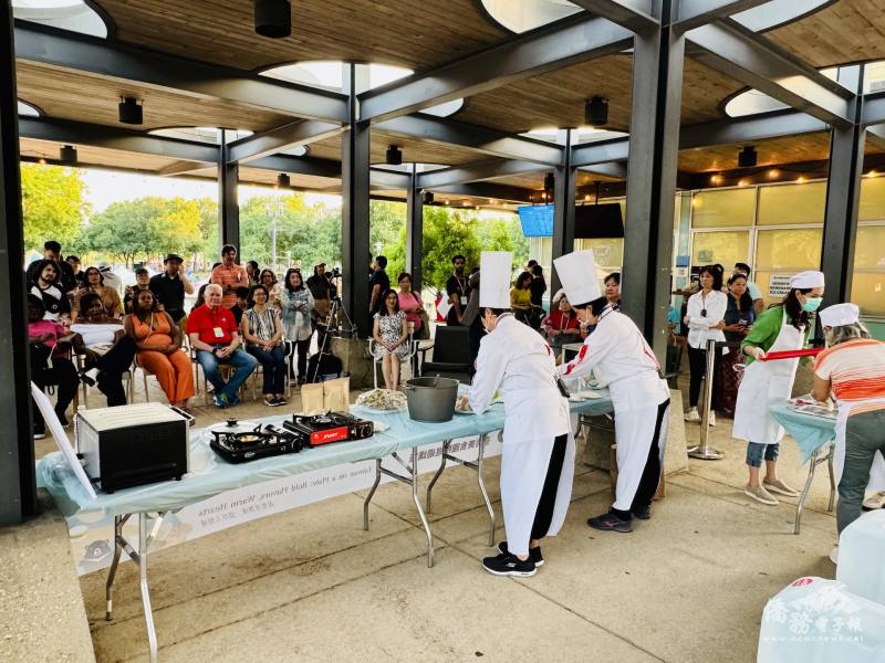 活動吸引眾多人潮駐足圍觀