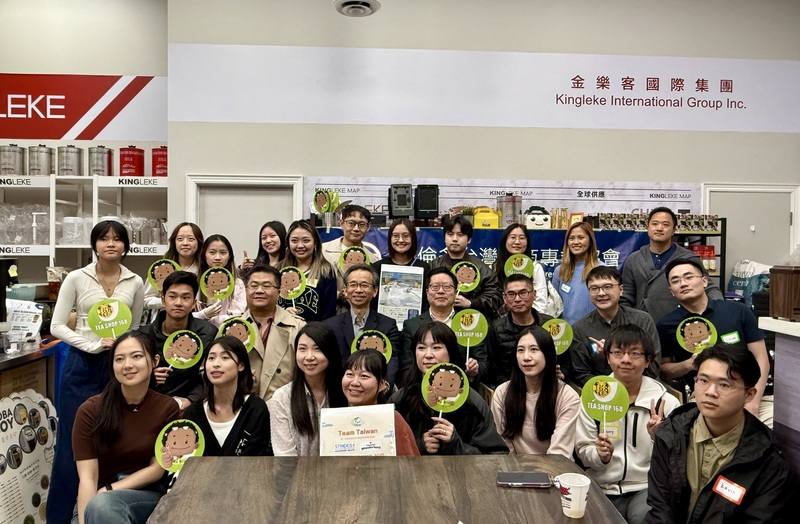 多倫多青商專業協會（TYPEA）舉辦企業參訪活動，邀請加拿大「茶坊168」集團創始人林裕淵（中排右3），分享北美珍珠奶茶店創業心得，會後眾人合影