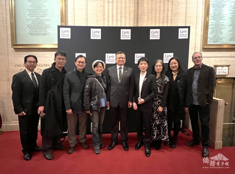 林奇緣 (右四) 、類延峰(右五) 、林奇緣家人、貴賓與僑胞合影