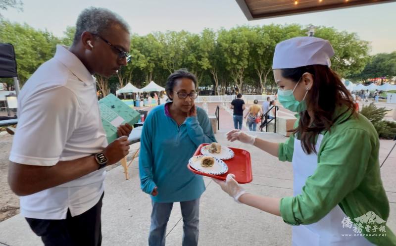 當地民眾品嚐臺灣美食