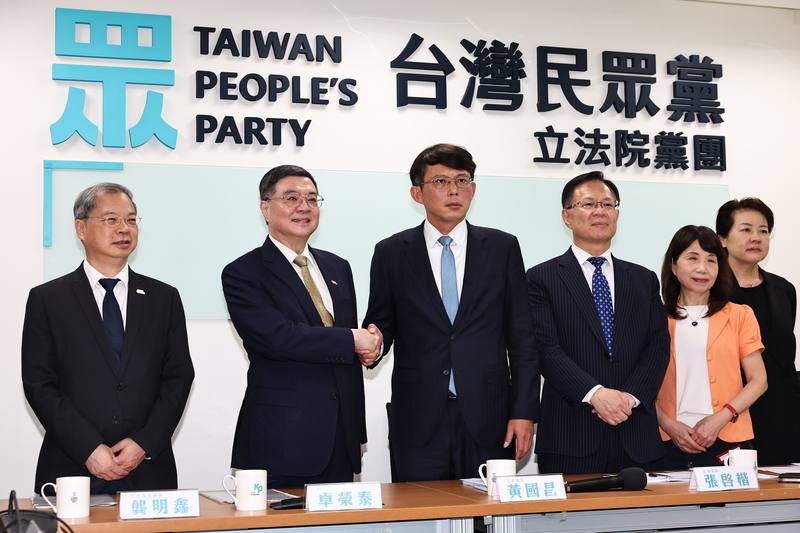 Premier Cho Jung-tai (second left) and Huang Kuo-chang (third left), caucus whip of the Taiwan People's Party. CNA photo April 28, 2025