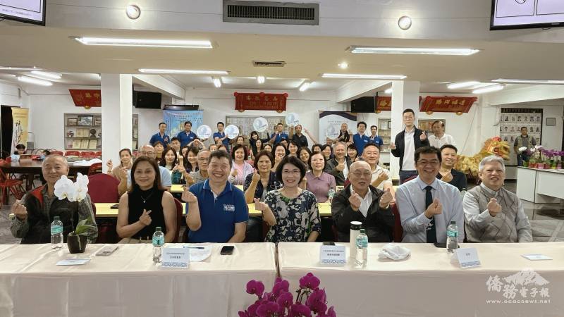駐東方市總領事陳慧芬(首排左四)與僑胞手比愛心一起挺臺灣