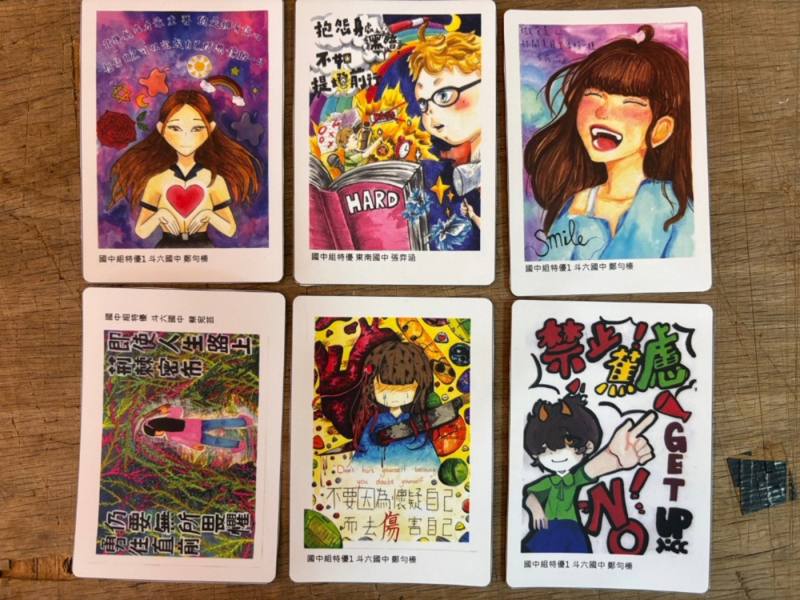 雲林縣育仁國小辦理正向心理小卡比賽，將學生得獎作品製作為宣導品