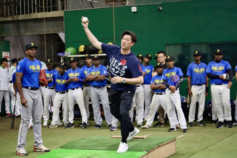 帛琉棒球國家隊來台移地訓練，王建民親授伸卡球技巧。(體育署提供)
