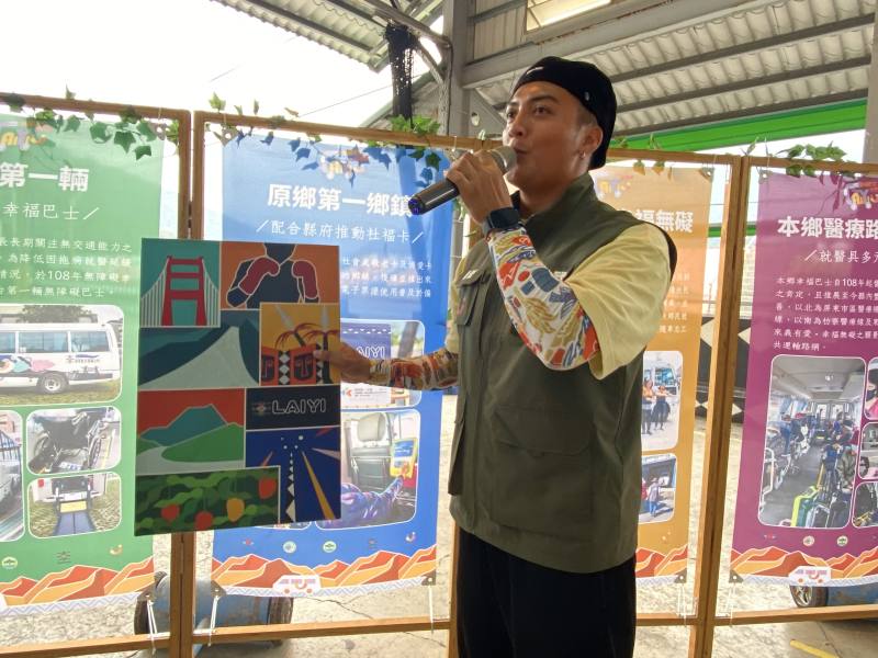 幸福巴士專管京武手持著放大版的來義鄉客製一卡通，介紹它的特色。(吳琍君攝)