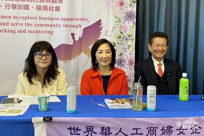 「親青寶貝」社區公益講座主講者，（左起）僑委會FASCA-LA諮詢導師徐芝蘭、情商管理教師與潛能激發專家雷洛美、律師方孝偉