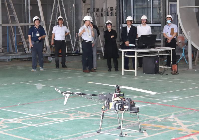 建研所風雨風洞實驗室建置可提供17級風的全國最大造風機與風洞設備，可進行太陽光電板、無人機與建築橋梁等抗風試驗