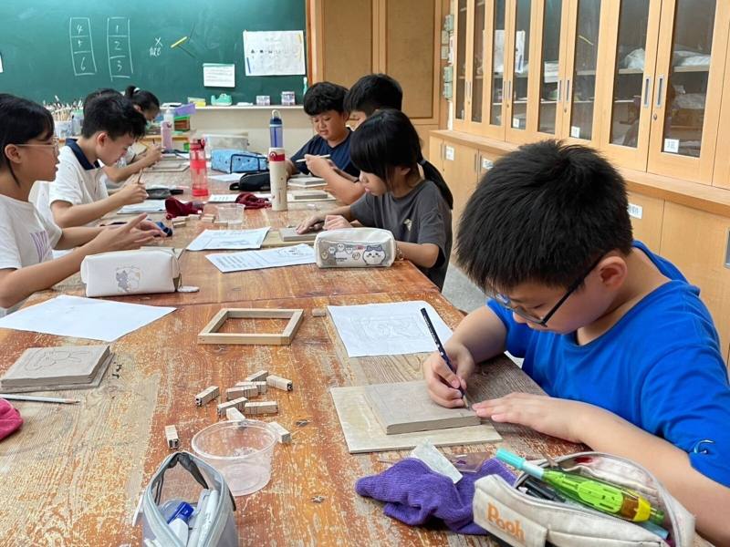 臺北市雙園國小製作陶板心理牆，將正向行動融入校園日常