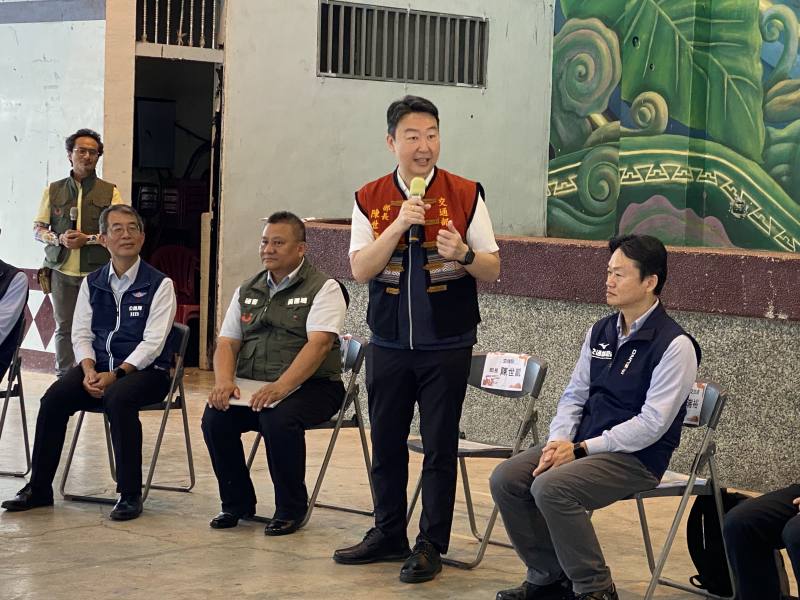 交通部長陳世凱與來義鄉民座談，關切幸福巴士對他們的影響。(吳琍君攝)