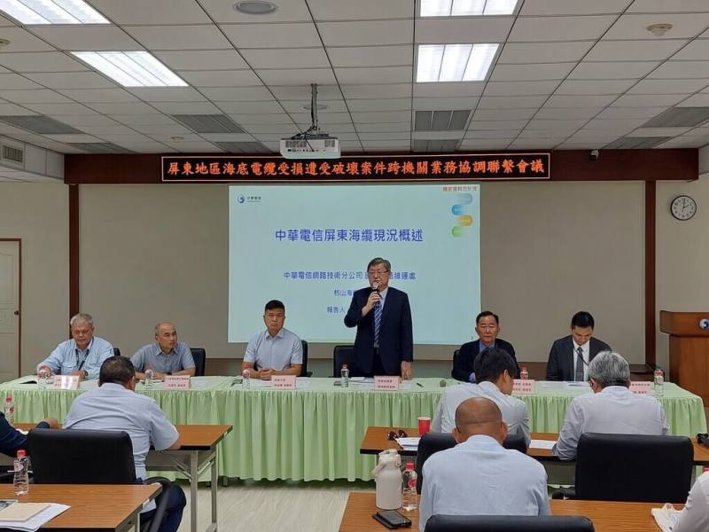 海委會說，因應海底電纜遭破壞衍生的新興犯罪類型，強化對國家關鍵基礎設施的地區聯防能量，28日由屏檢檢察長陳盈錦（站立者）主持會議，討論屏東地區海纜犯罪威脅應變共識，成立「海纜安全聯防地區應變平台」。（海洋委員會提供）
