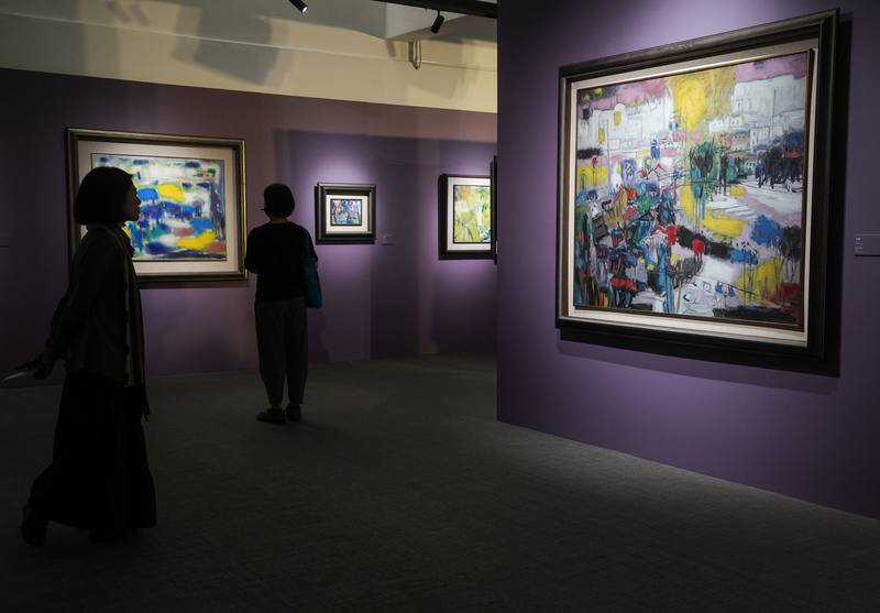 「玩色．巧師：台灣戰後第一代女性藝術家鍾桂英」特展持續在國立歷史博物館舉行，以「玩色」與「巧師」為主題，呈現鍾桂英在不同年代的藝術軌跡，以及她對藝術的探索與成就，28日參觀民眾於展區穿梭。