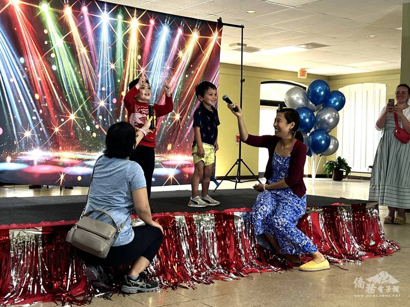 幼兒班學生們演唱