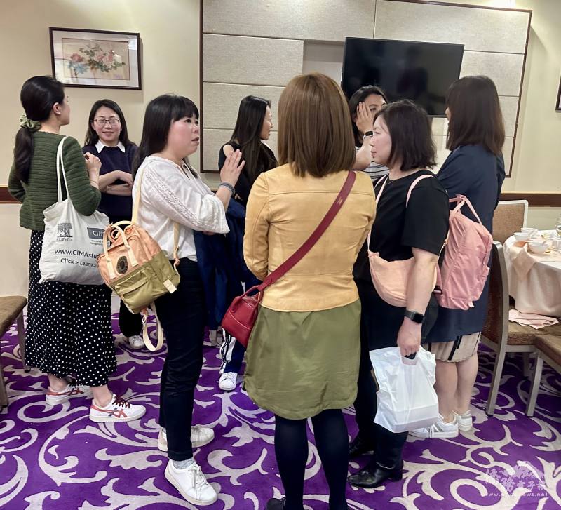 餐會結束後多位教師與i僑卡店家仍熱情互動交流，分享彼此教學經驗與旅英生活