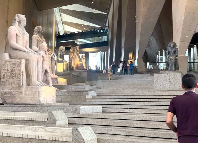 大埃及博物館原型由台裔美籍建築師彭士佛設計。館內的大階梯象徵一步步從出生走向死亡，最後到達頂端時，可從全景玻璃落地窗觀賞對面的古夫大金字塔，猶如站在生死交關的十字路口，靜想自己的人生抉擇。