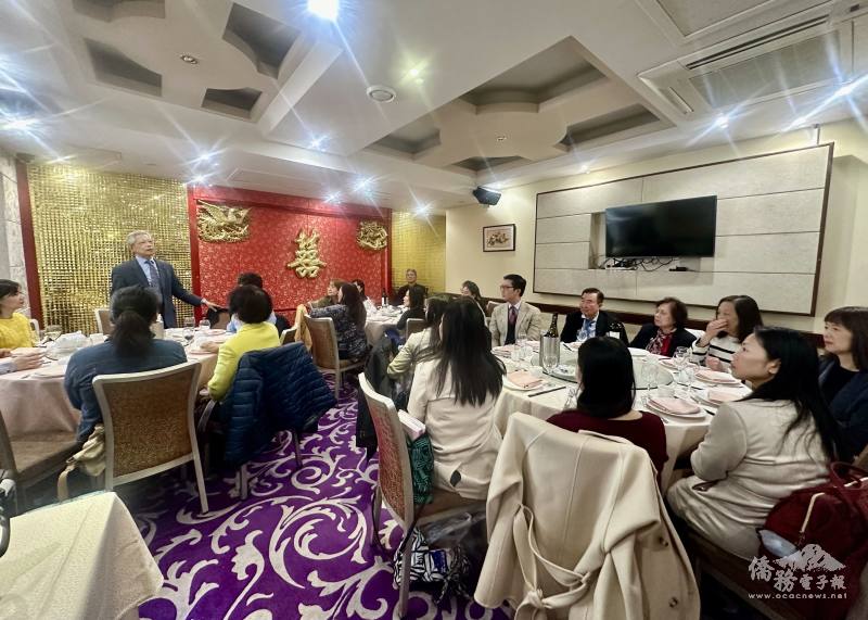 僑務組組長陳世池感謝所有教師們對華語文的推廣與對臺灣文化及正面形象的付出，邀請大家共同推廣i僑卡