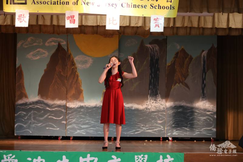 個人高年級組北新中文學校胡凱莉演唱深情演唱〈聽海〉