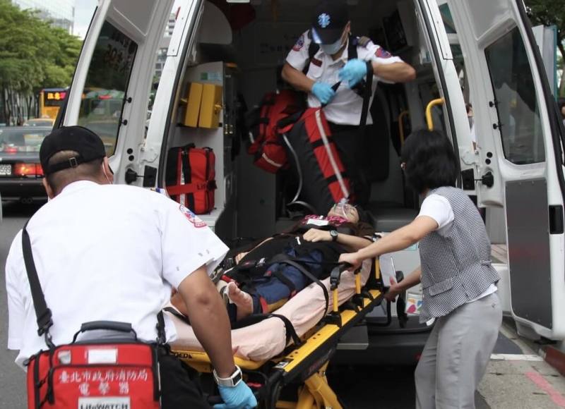 台北市消防局29日表示，「急重症整合系統暨APP」可協助將醫療資訊提早6分鐘傳輸醫院，今年首季已協助1198案件就醫，下半年將納入AI判讀心電圖功能。（台北市消防局提供）