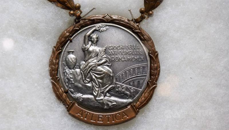 台灣田徑傳奇楊傳廣1960年在羅馬奧運摘下田徑十項全能銀牌，文化部列為國寶。（中央社檔案照片）