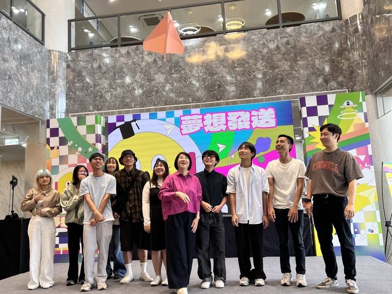 屏東縣政府29日舉行「夢想發送」記者會，宣布縣內大專院校具有公共參與及促進多元發展社團，可申請最高新台幣2萬元補助，縣長周春米（右5）出席，並與大專青年一同投擲紙飛機，象徵青年夢想透過培力，開始起飛