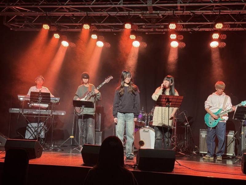 （中央社記者許秩維台北29日電）知名音樂製作人、城市科大流行音樂事業系系主任薛忠銘帶領學生前往日本，與知名音樂專門學校交流，除了接受編曲、錄音等課程，還參與合奏練習，促成跨文化交流。

台北城市科技大學今天發布新聞稿指出，城市科大流行音樂事業系年年招生額滿，已成為台灣流行音樂教育的指標，系主任、王牌製作人薛忠銘是關鍵推手。

致力結合音樂產業與教育的薛忠銘，日前帶領系上學生前往日本知名的OSM大阪音樂專門學校交流，學生除了上Jazz樂理、企劃行銷、電腦作曲、編曲、錄音等課程，還參與音樂合奏練習。
