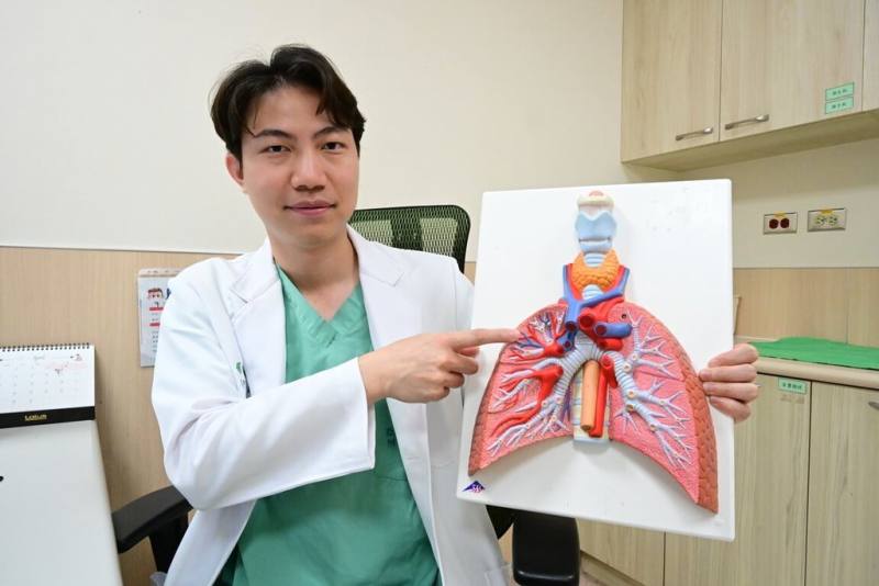 亞洲大學附屬醫院胸腔外科主治醫師周奇霈提醒，菸癮重的民眾可安排肺癌篩檢，才能提早發現、提早治療。（民眾提供）