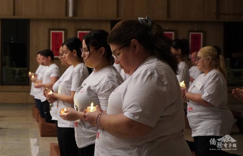 禪修學員點燈祈願照亮自心與世界和平